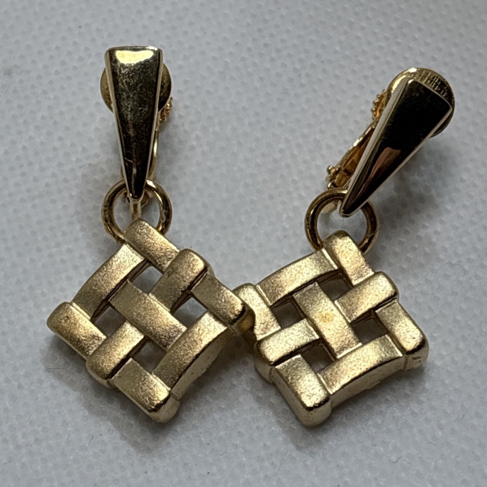 VINTAGE NAPIER GOLD TONE DANGLE WEAVE CLIP ON SCREW BACK EARRINGS,SIGNED, RETRO